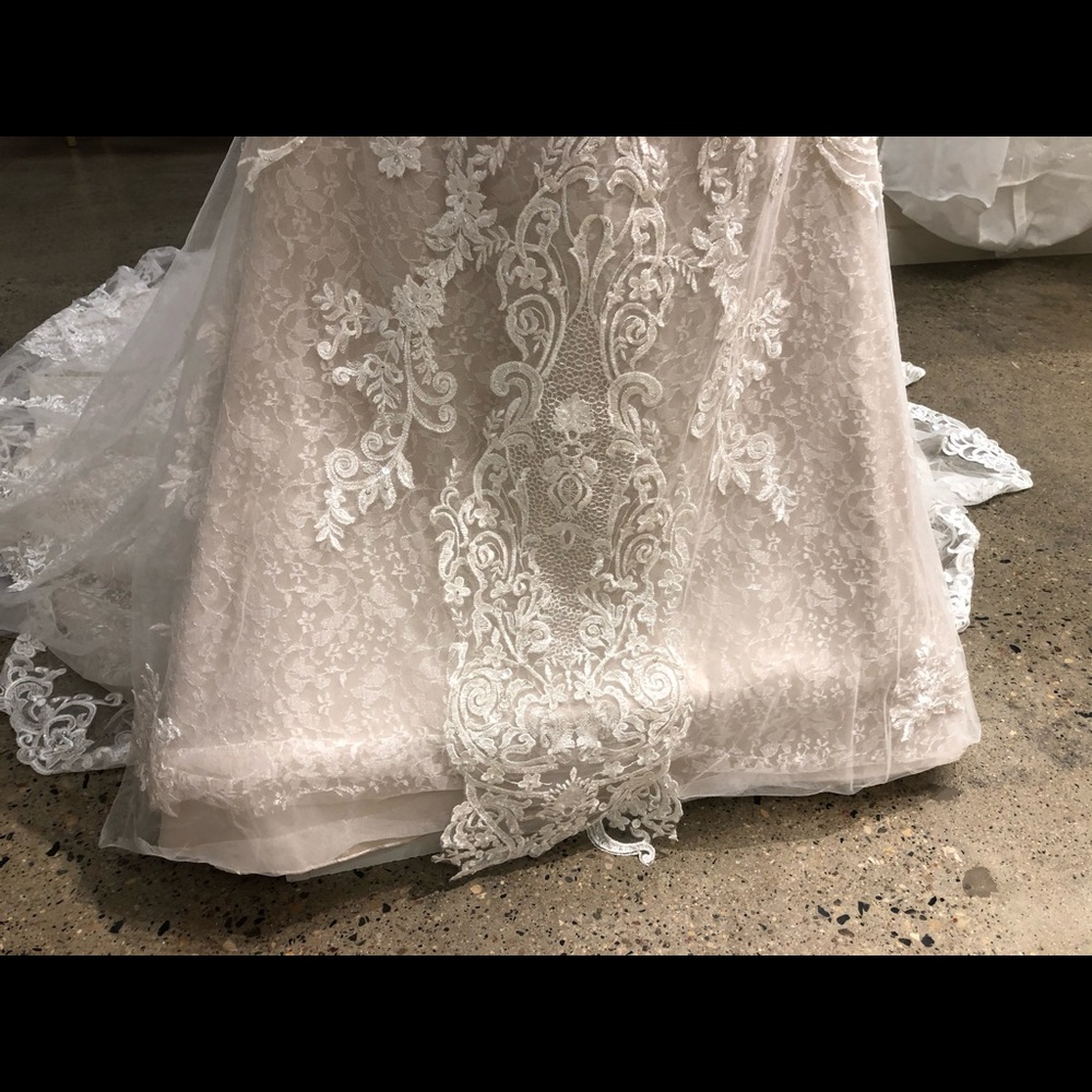 Martina Liana Wedding Gown - Picture 5 of 10